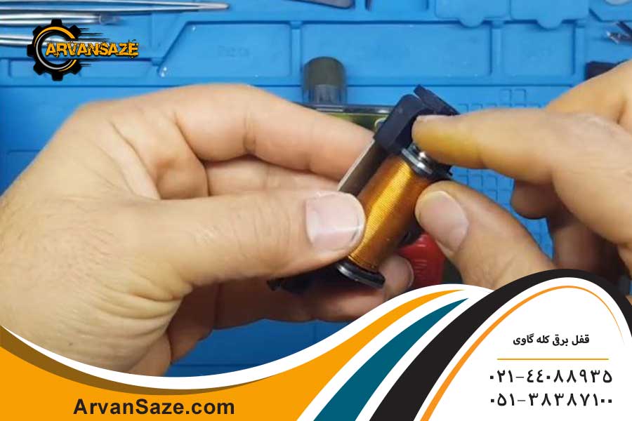 سیم پبچ داخل قفل برقی کله گاوی